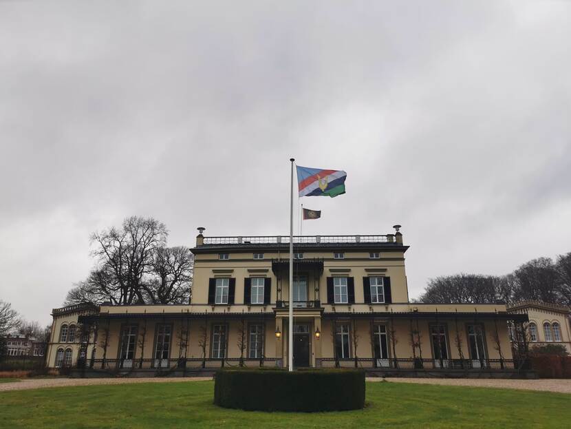 De veteranenvlag hangt in de vlaggenmast voor de commandantenwoning van Koninklijk Tehuis voor Oud-Militairen en Museum Bronbeek